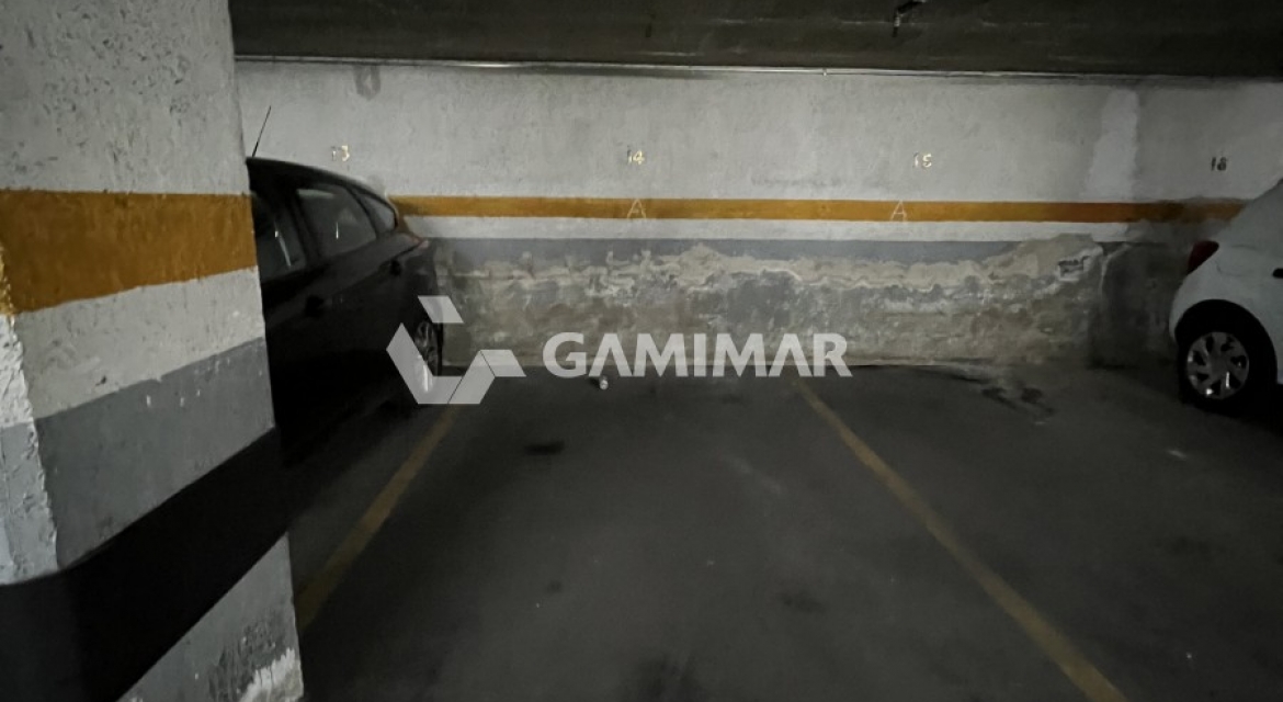 Plaza de parking en venta en calle Montseny